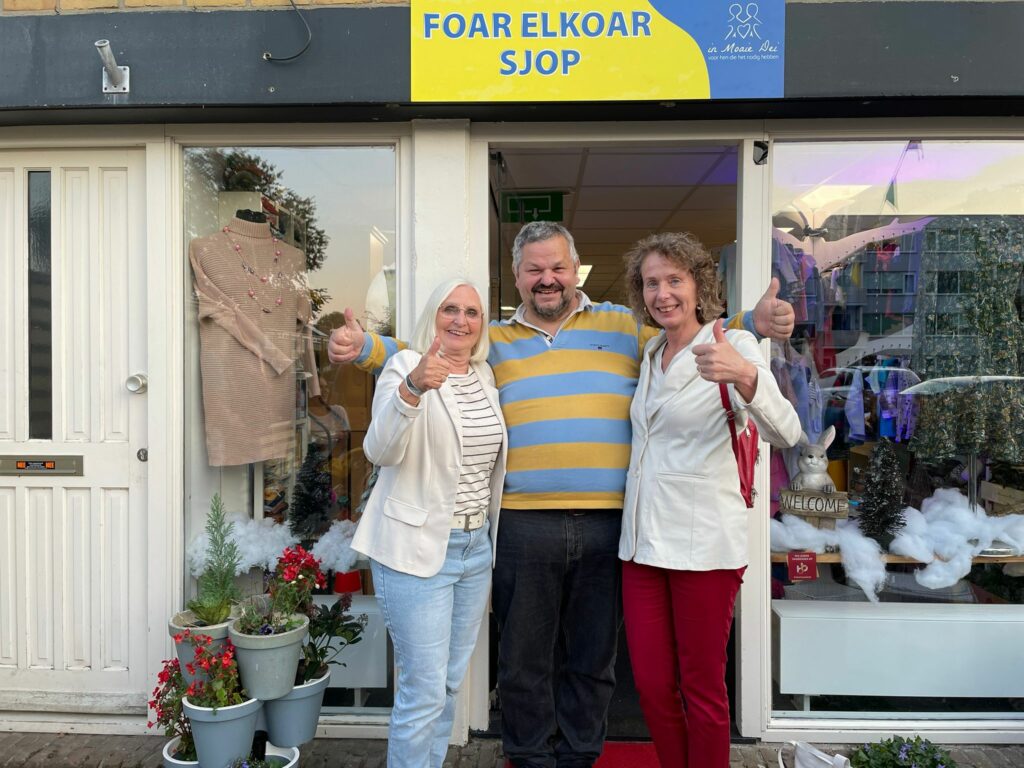 Raadsleden Ankie Speel-Bakker en Jeltsje van der Schaar bij Gosse Spiekhout van de Foarelkaar Sjop