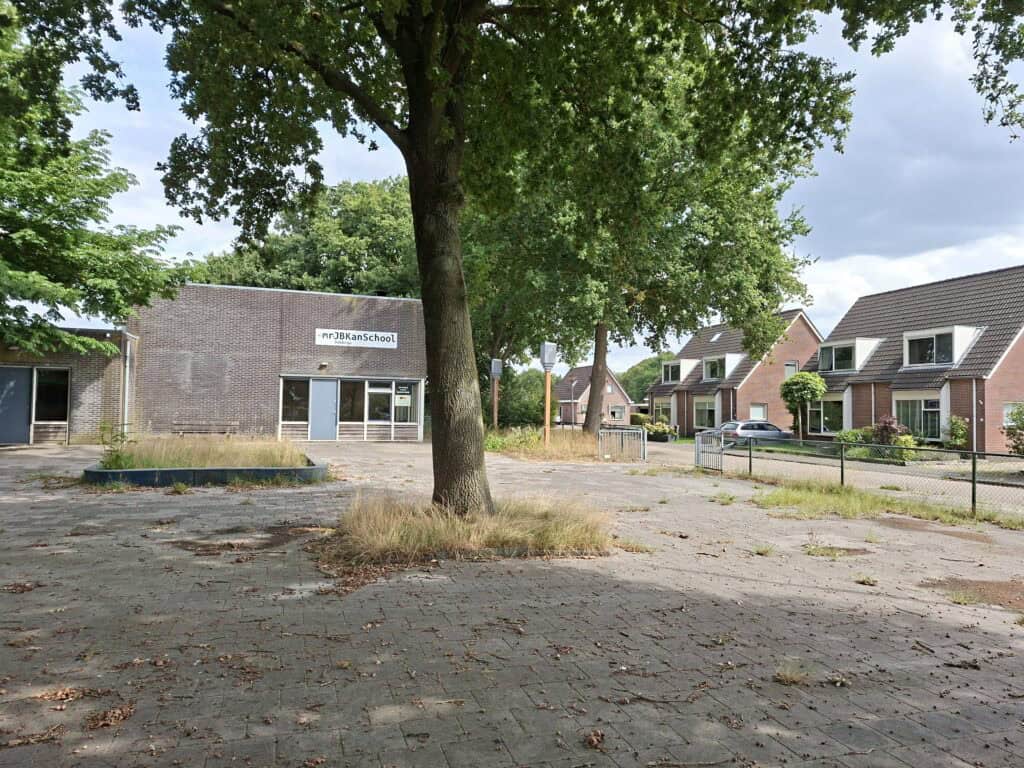 Heerenveen Lokaal stelt vragen over ontwikkelingen voormalige J.B. Kanschool in Jubbega