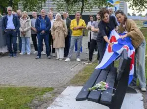 Heerenveen Lokaal bij onthulling 13 bankje