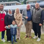 Bezoekers genieten van de najaarsbraderie bij de Şefaat Moskee in Heerenveen, met kleurrijke kraampjes, gerechten en ontmoetingen in een warme sfeer.