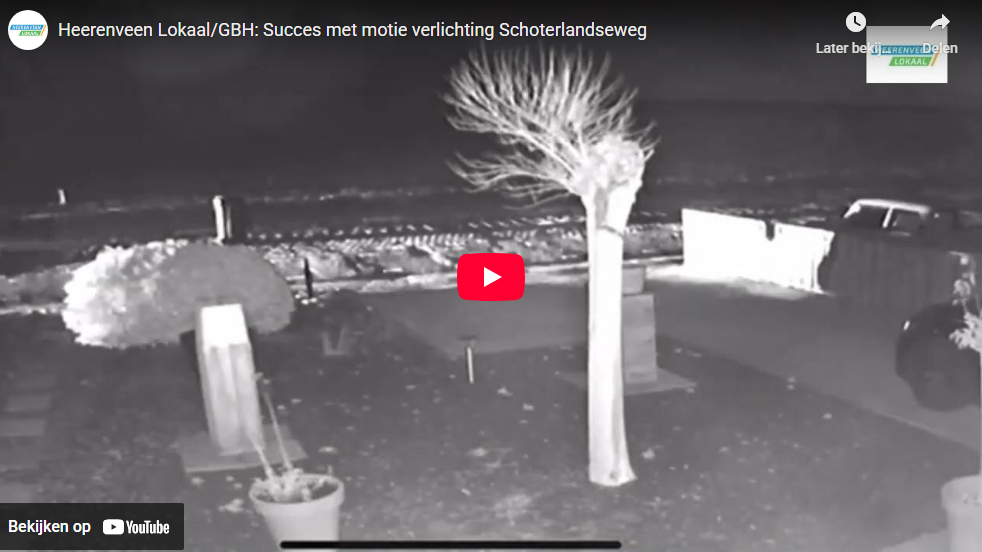 Een auto rijdt in het donker tegen een container aan door slecht zicht; de scène is vastgelegd door een bewakingscamera en toont de botsing