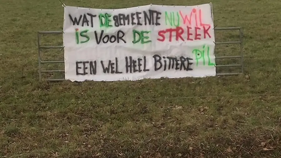 Boze inwoners van de Streek plaatsen spandoek