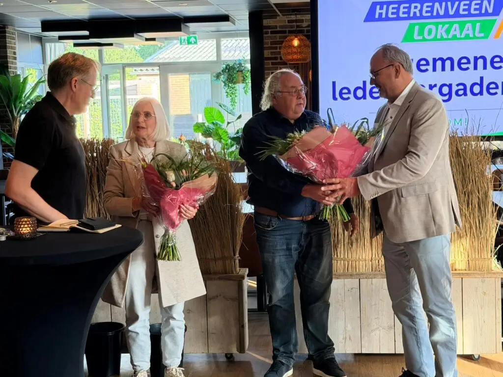 Oude bestuur wordt bedankt Heerenveen Lokaal